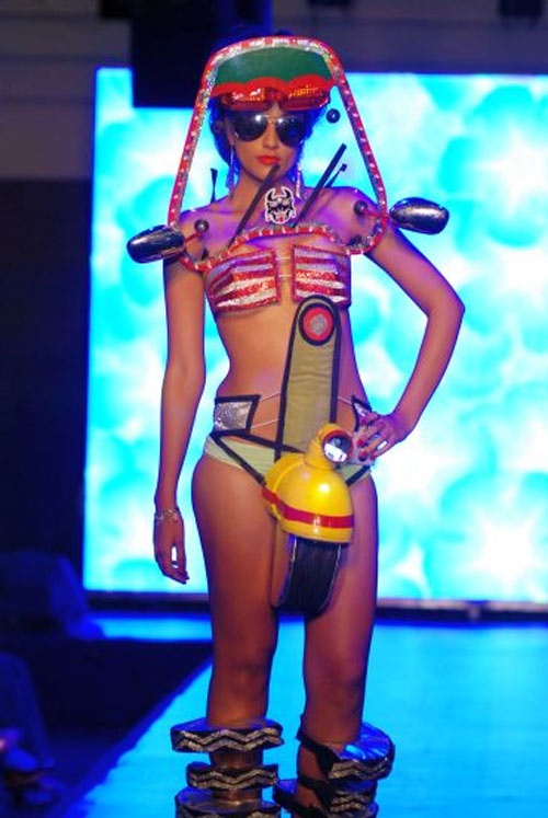 Hai thiết kế nội y kỳ cục xuất hiện trên các sàn diễn thời trang.