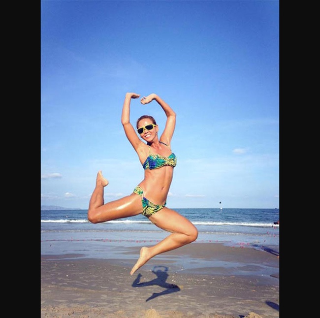 Thúy Uyên có tư thế “để đời” bên bãi biển.