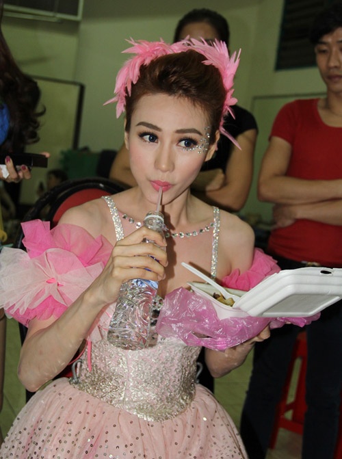 Trấn thành, Hoài Linh, Tuyệt đỉnh tranh tài, ăn vội, ăn dã chiến, hậu trường, bữa ăn hậu đài