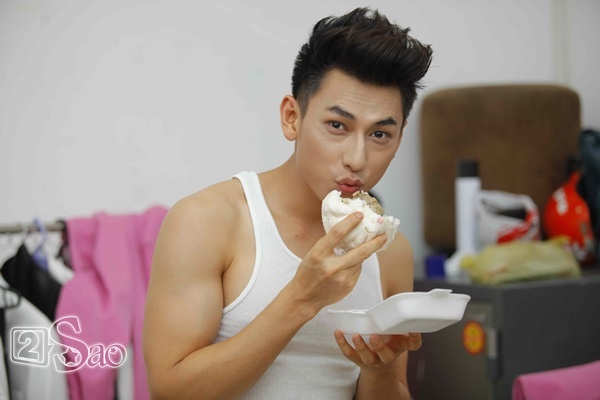 Trấn thành, Hoài Linh, Tuyệt đỉnh tranh tài, ăn vội, ăn dã chiến, hậu trường, bữa ăn hậu đài