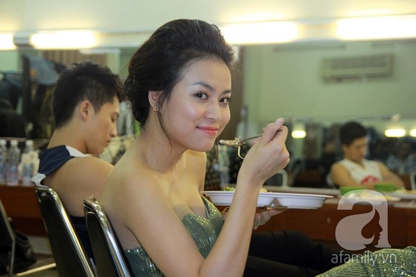 Trấn thành, Hoài Linh, Tuyệt đỉnh tranh tài, ăn vội, ăn dã chiến, hậu trường, bữa ăn hậu đài