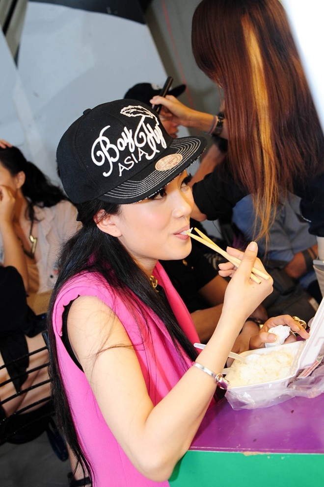 Trấn thành, Hoài Linh, Tuyệt đỉnh tranh tài, ăn vội, ăn dã chiến, hậu trường, bữa ăn hậu đài