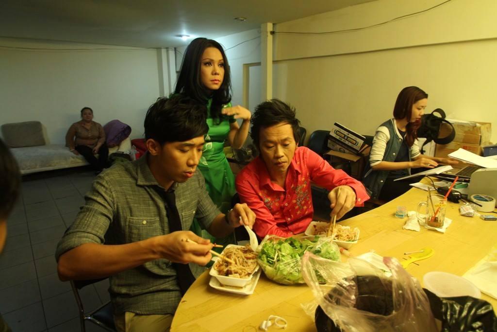 Trấn thành, Hoài Linh, Tuyệt đỉnh tranh tài, ăn vội, ăn dã chiến, hậu trường, bữa ăn hậu đài