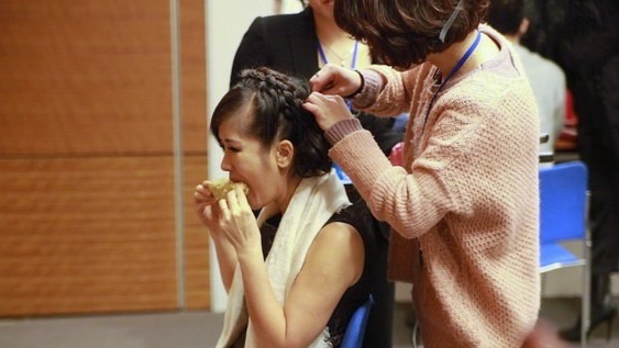 Trấn thành, Hoài Linh, Tuyệt đỉnh tranh tài, ăn vội, ăn dã chiến, hậu trường, bữa ăn hậu đài