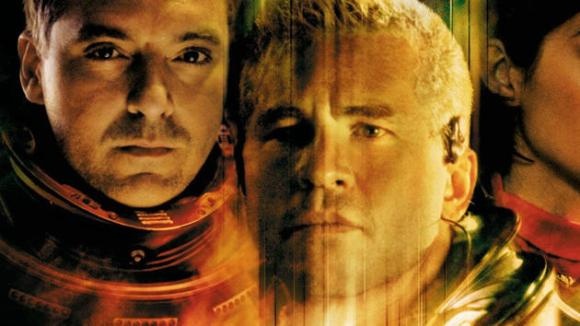Mối thù giữa Tom Sizemore và Val Kilmer diễn ra trong thời gian quay bộ phim Red Planet. Nguyên nhân bắt đầu khi Val Kilmer tỏ ra khó chịu thấy Tom Sizemore đặt hàng một máy tập thể dục và đòi nhà sản xuất đưa từ Anh đến phim trường tại Úc. Cả hai ghét nhau đến mức thậm chí Val Kilmer sẽ không ra khỏi toa xe của mình nếu Tom Sizemore có mặt trên phim trường. Nhiều cảnh của họ diễn chung với nhau phải quay cùng diễn viên đóng thế.