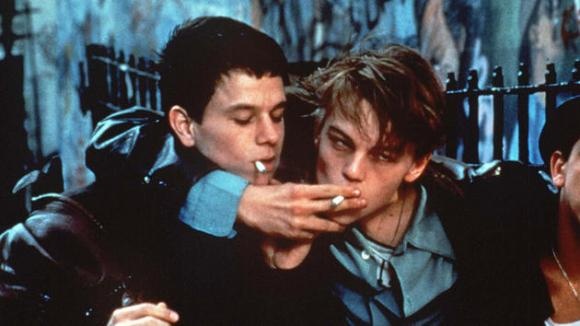 Mark Wahlberg và bạn diễn Leonardo DiCaprio từng xích mích trong quá trình quay phim Basketball Diaries. Trong một cuộc phỏng vấn với The Hollywood Reporter, Mark Wahlberg  tiết lộ rằng Leo không thích đóng chung với mình và còn buông lời “khiếm nhã” với bạn diễn vì ganh tị thể hình cực chuẩn của Mark Wahlberg.