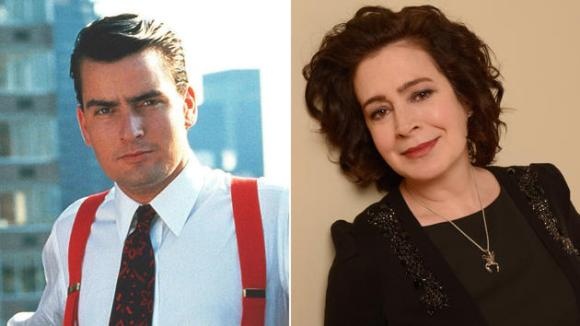 Mặc dù bộ phim Wall Street đã bắt đầu quay, nhưng nữ diễn viên Sean Young vẫn làm đủ trò để yêu cầu đạo diễn Oliver Stone đổi vai nữ chính do Darryl Hannah đang thể hiện, chuyển sang cho mình. Bực bội với Sean Young, nam diễn viên chính Charlie Sheen đã dán một câu cực kỳ “bậy bạ” ở chỗ ngồi của cô, khiến nữ diễn viên phải đi lang thang xung quanh phim trường nhiều giờ trước khi câu đó được gỡ bỏ.