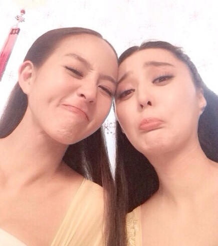 Phạm Băng Băng và Trương Quân Ninh chụp hình nhí nhảnh bên nhau.