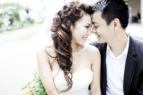 Khánh Ngọc kết hôn với xạ thủ Trung Hiếu giữa năm 2011.