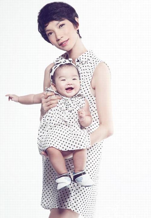 Khi Xuân Lan công bố việc làm mẹ đơn thân thì mọi người mới biết cô ly hôn đã lâu.