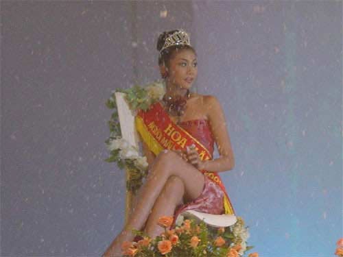 Cô đã sớm làm quen với ánh đèn sân khấu từ năm 20 tuổi.