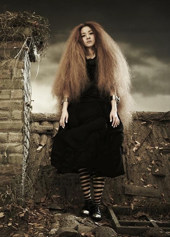 Sandara được mệnh danh là nữ hoàng của các kiểu tóc độc nhất vô nhị, kiểu tóc dài  xù bông này chỉ là 1 kiểu đơn giản trong bộ sưu tập các kiểu tóc của cô nàng.