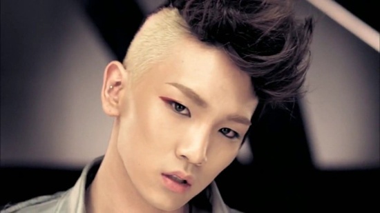 Kiểu tóc cạo nửa đầu trứ danh một thời của Key trong Lucifer.