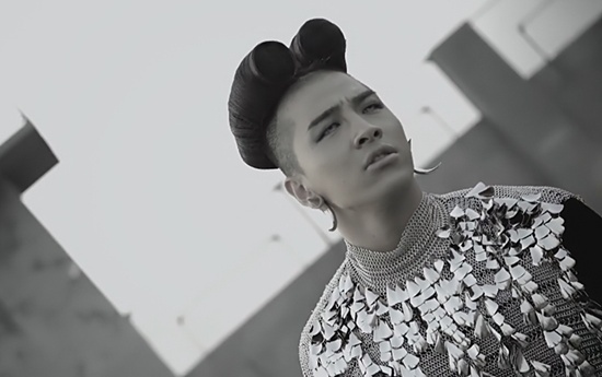 Trong Monster, nhiều fan choáng ngợp với kiểu tóc ống nhòm của Taeyang.