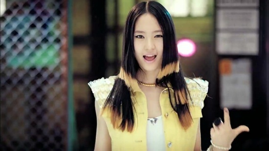  Sở hữu gương mặt baby, nhưng chính kiểu tóc cắt lệch này lại  khiến Krystal cộng thêm vài tuổi.