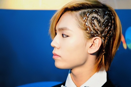 Để có thể tết tóc hình trái tim lồng như Ilhoon quả thực là một kì công.