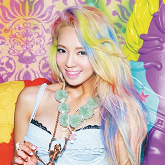 Dường như SM rất bồ kết kiểu tóc cầu vồng và được áp dụng triệt để cho các gà cưng,  Hyoyeon không phải là ngoại lệ nhưng thực sự trông cô rực rỡ như hoa vậy.