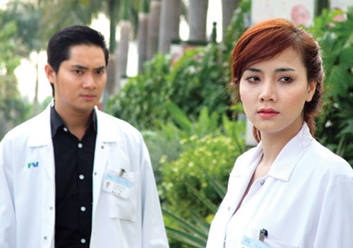 Trang Nhung và Minh Luân trong Anh em nhà bác sĩ phiên bản Việt.