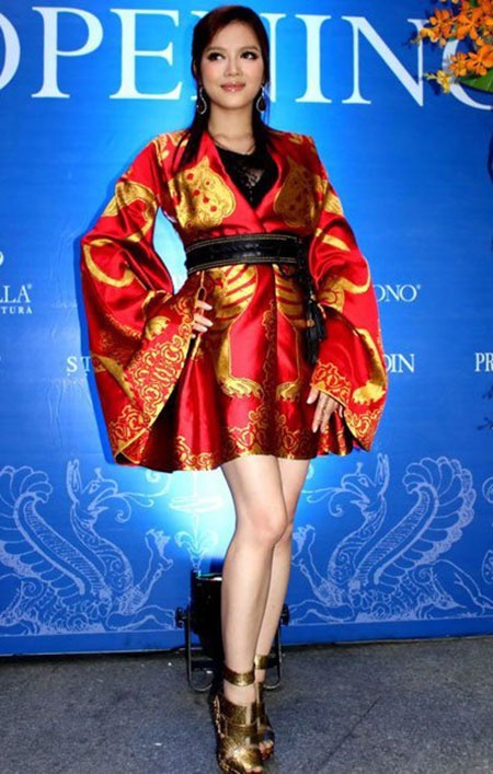 Lý Nhã Kỳ và bộ váy của nhà thiết kế Alexander McQueen trị giá lên đến hơn 700 triệu đồng. 