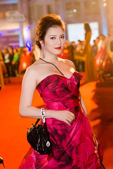 Lý Nhã Kỳ và chiếc váy cúp ngực cầu kỳ có giá 400 triệu đồng.