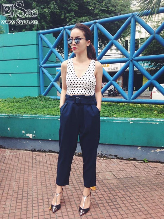 Yến Trang thể hiện phong cách thời trang ấn tượng với áo crop top mix cùng quần lửng. Kính mắt và đôi giày mũi nhọn cũng làm  nên điểm nhấn cho toàn bộ trang phục.