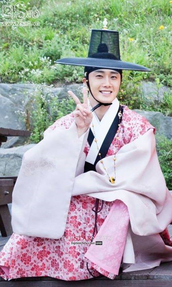 Thái tử Lee Rin ngoài mặt thì luôn tươi cười, tinh nghịch nhưng ẩn sâu bên trong lại là người ấm áp và mang nhiều nỗi đau.