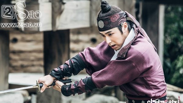 Trong phim, anh vào vai Moo Suk - một kiếm sĩ giỏi và luôn làm việc tận tụy, trung thành với nhà vua.