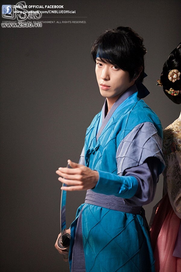 Chàng ca sĩ của nhóm nhạc CNBLUE có tạo hình nhân vật Park Dal Hyang đầy mạnh mẽ và quyến rũ.