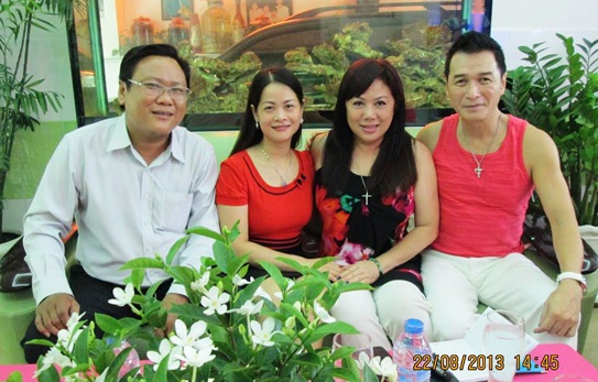 Hình ảnh hiếm hoi của Nguyễn Hưng và vợ (mặc áo hoa).