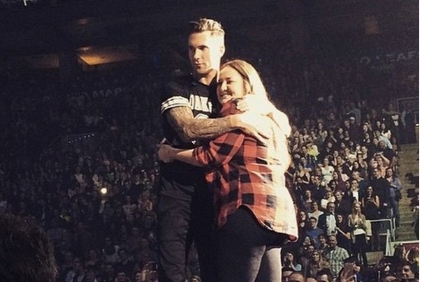 Sao vo tinh dap gay tay, nem mic sung dau fan hinh anh