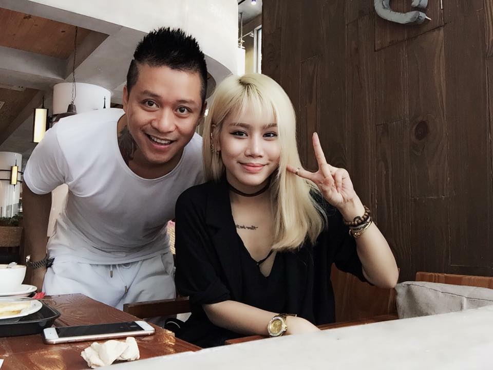 Tuấn Hưng và cô học trò Yến Lê tranh thủ đi uống cà-phê trước buổi tập chuẩn bị cho đêm chung kết.