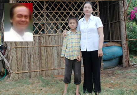 Người vợ kém tuổi của Hoàng Phương và con trai trước ngôi nhà lụp xụp ông sống những ngày cuối đời. Ảnh: Lao Động