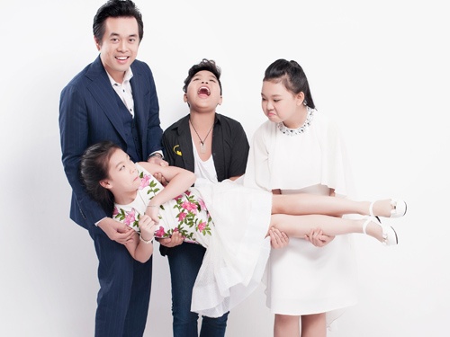 Duong Khac Linh tinh nghich ben cac hoc tro hinh anh
