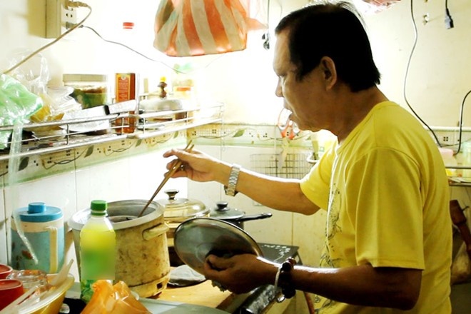 Hàng ngày, ông tự nấu ăn chăm sóc bản thân và điều trị bệnh ung thư đại tràng bằng thuốc nam. Ảnh: Huy Nguyễn