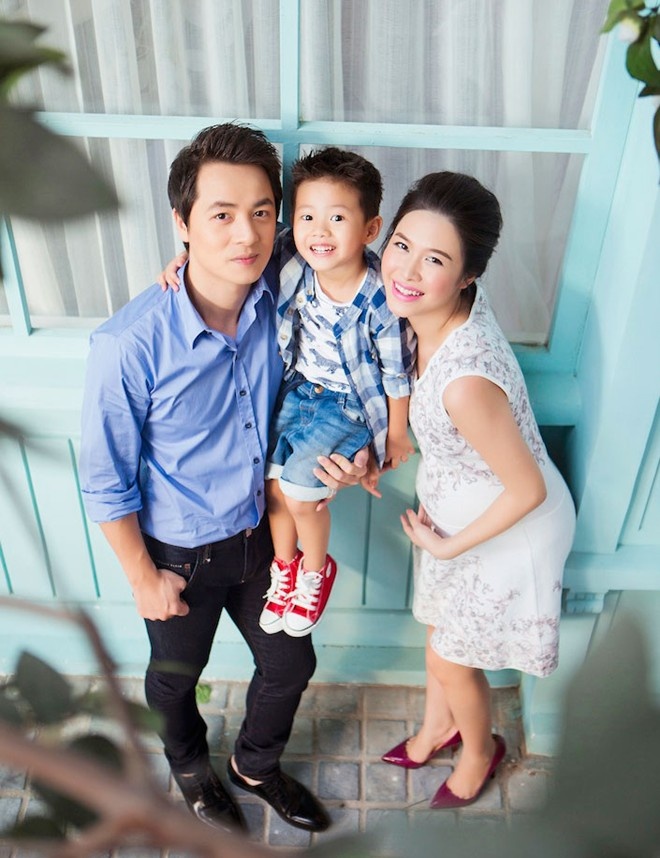 Hình ảnh hạnh phúc của gia đình Đăng Khôi - Thủy Anh được thực hiện ngay trước khi chào đón thành viên mới. Ảnh: Lê Thiện Viễn.