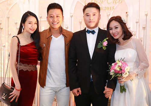 Tuan Hung dua vo toi dam cuoi ca si dan em hinh anh