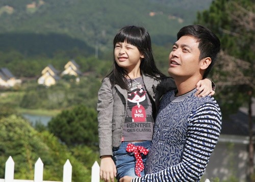 Phan Anh và bé Bo - con gái lớn. Anh tiết lộ học được nhiều điều từ việc chăm sóc, chơi đùa cùng các con mỗi ngày.