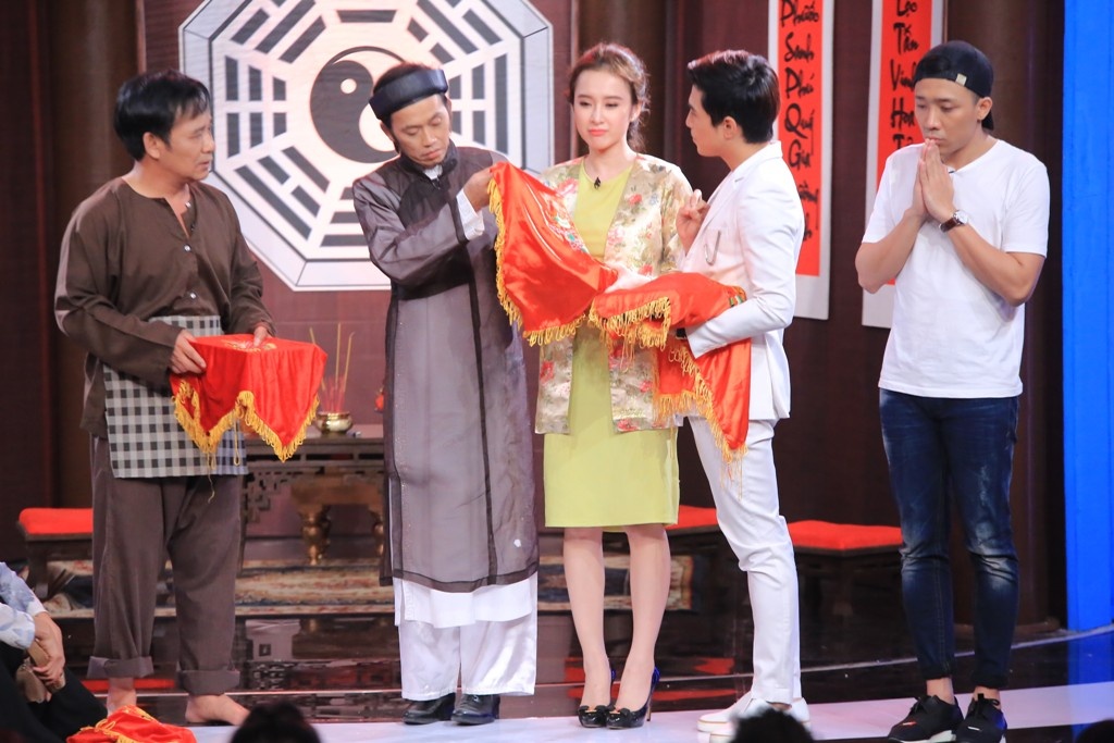 Hoai Linh lam thay boi cung cac khach moi hinh anh