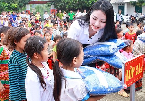 Hoa hau Ngoc Anh tang ao am cho tre em Ha Giang hinh anh