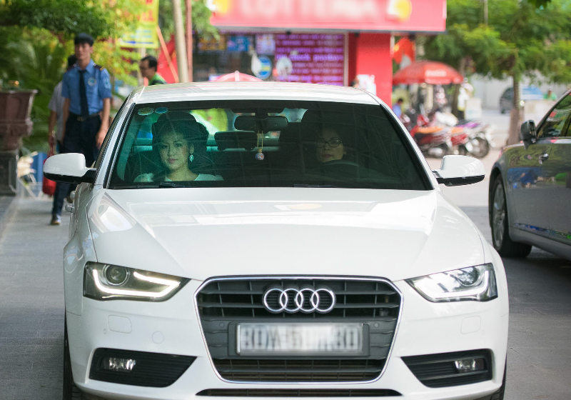 A hau Tu Anh duoc me lai xe dua toi su kien hinh anh