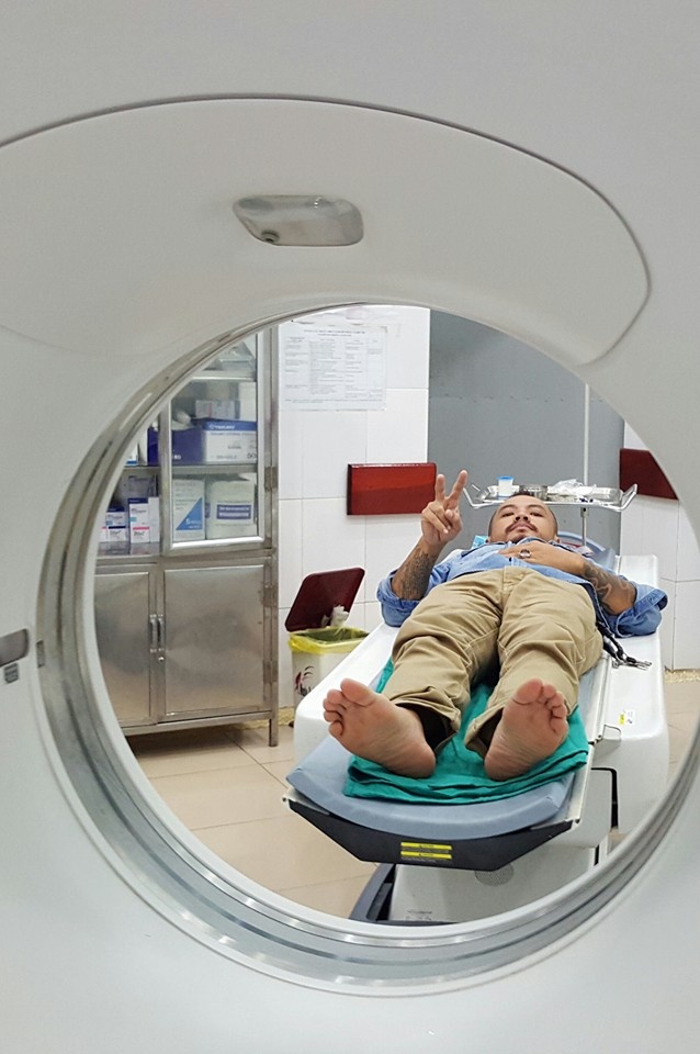 Hình ảnh mới nhất của Trần Lập khi anh tiến hành làm các xét nghiệm trước ca mổ.