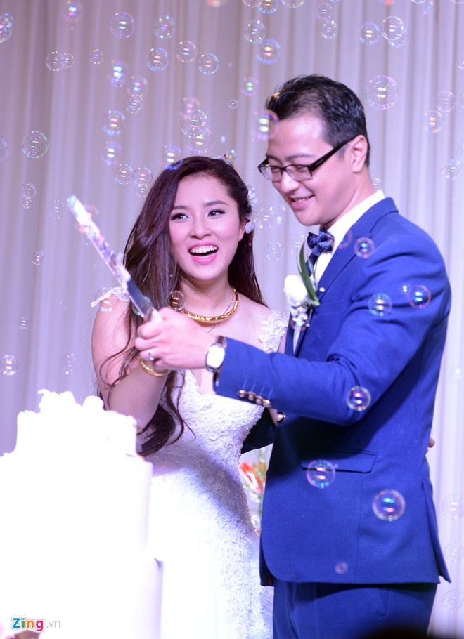 Bảo Trâm hạnh phúc bên vị hôn phu trong đám cưới được tổ chức sau lễ ăn hỏi bí mật khoảng 10 ngày.