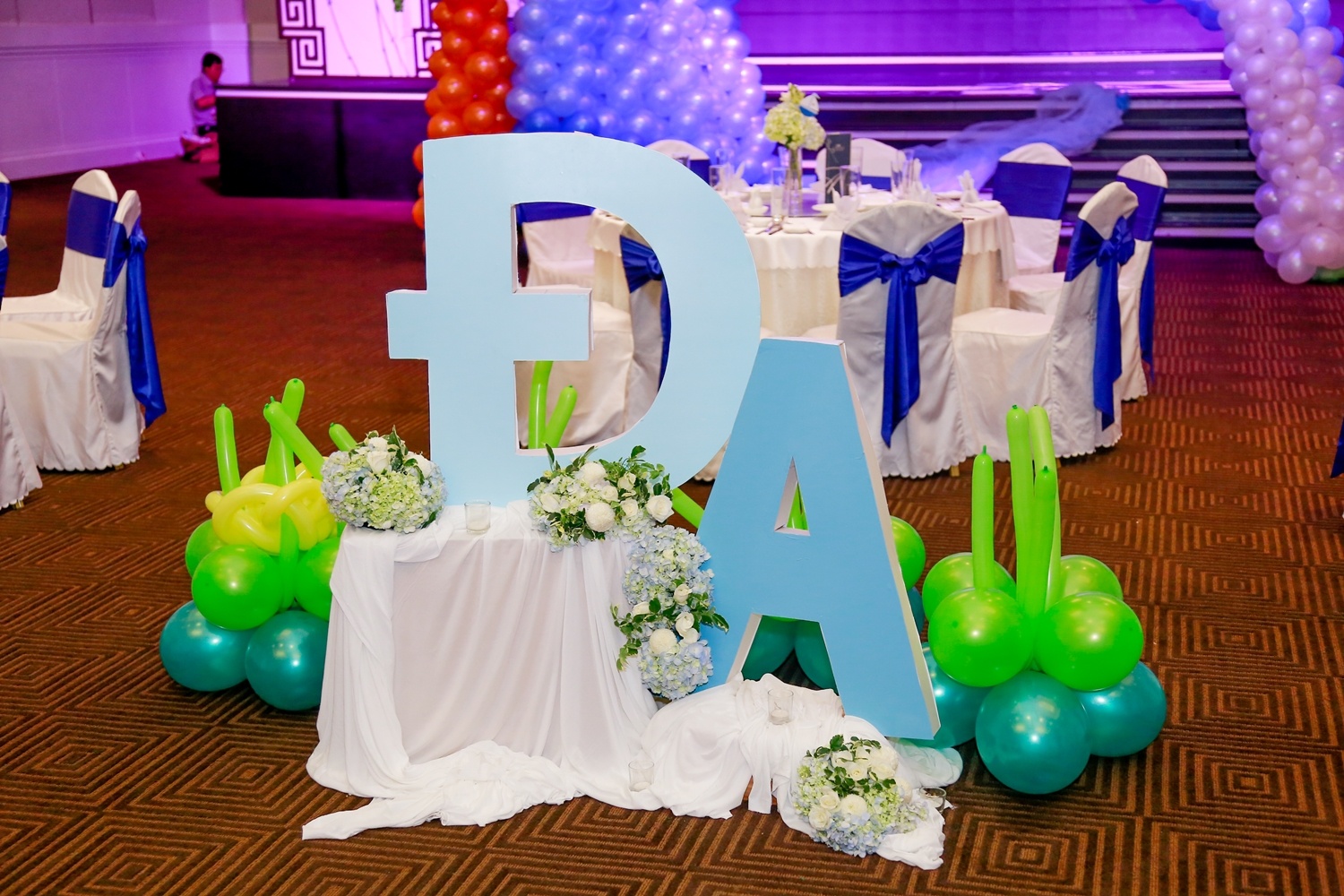 Hôm 8/11, Đăng Khôi và bà xã Thủy Anh tổ chức tiệc đầy tháng cho cậu con trai thứ 2 - bé Đăng Anh tại TP HCM. Bữa tiệc được trang trí bởi hai tông màu xanh - trắng cùng nhiều bóng bay, đồ chơi khiến các vị khách nhí vô cùng thích thú