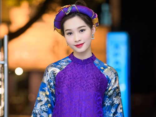 Dang Thu Thao dien ao dai cach tan lam giam khao hinh anh