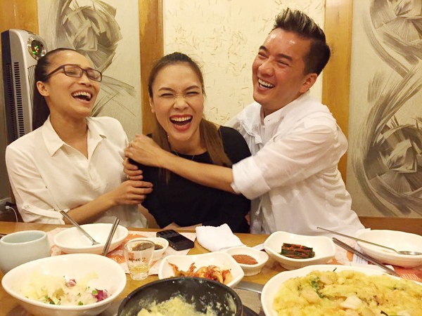 Khoảnh khắc cười vui của Mỹ Tâm - Hồng Ngọc và người anh thân thiết trong nghề là ca sĩ Đàm Vĩnh Hưng.