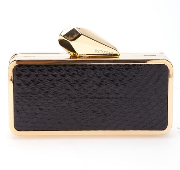 Minaudiere: là ví cầm tay dạng hộp với phom cứng cáp. Thường được trang trí cầu kỳ, tinh xảo để phù hợp cho những buổi tiệc tối.