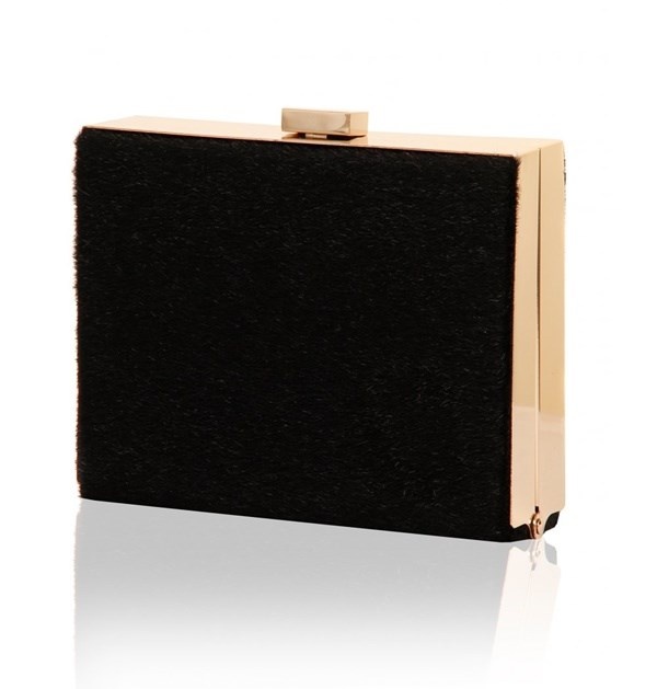 Clutch: Ví cầm tay phù hợp với những buổi tiệc tối.