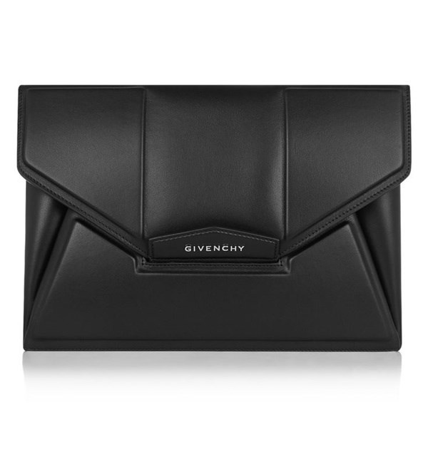 Ví cầm tay bì thư (envelope): chiếc ví cầm tay này có hình dáng giống như chiếc bì thư, có nắp gấp ở phía trước. Thường ở dạng ví cầm tay hoặc có thêm dây đeo chéo hoặc đeo vai.