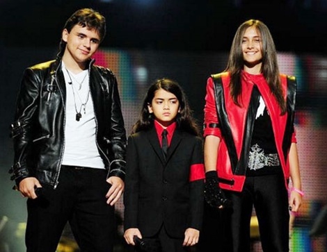 Lai chuyen con de cua Michael Jackson hinh anh