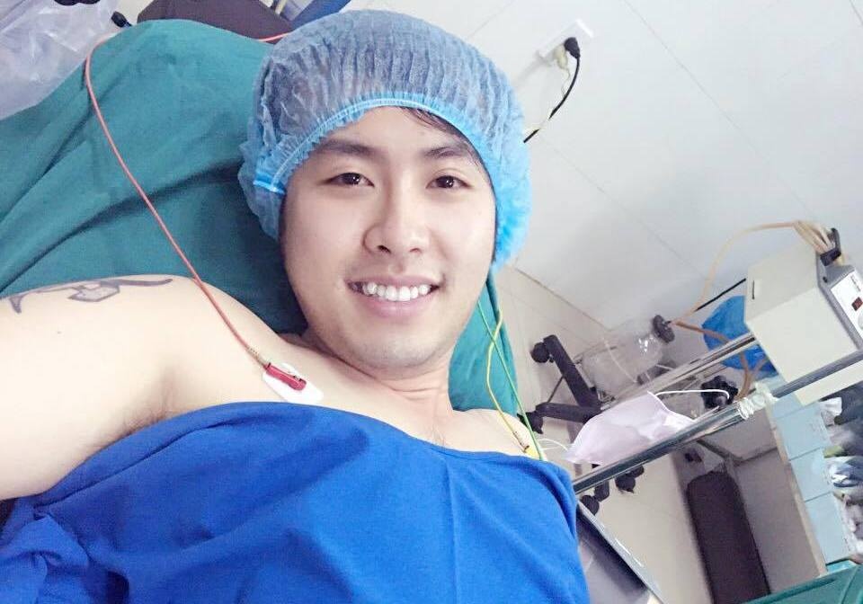 Akira Phan nhap vien mo chan thuong dau goi hinh anh